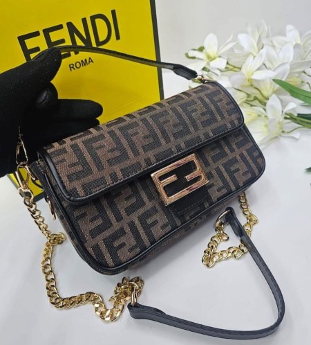 حقيبه FENDI حجم وسط